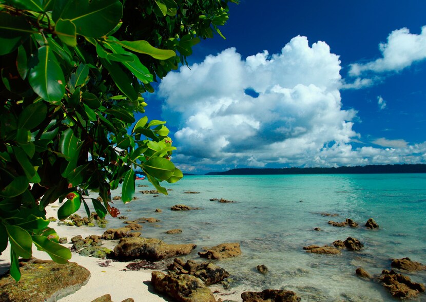 Beach-and-white-clouds-on-Havelock