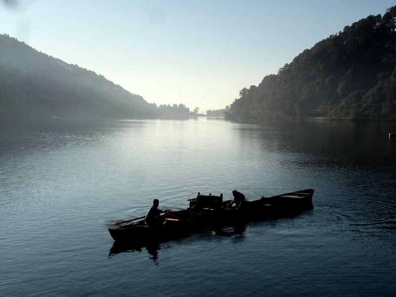 Nainital_lake_in_the_morning